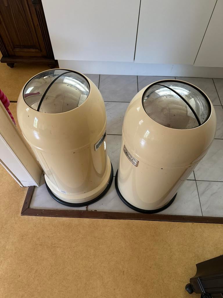Twee Wesco prullenbakken - Goede staat, Ophalen, Met pedaal, 50 tot 75 cm, Zo goed als nieuw
