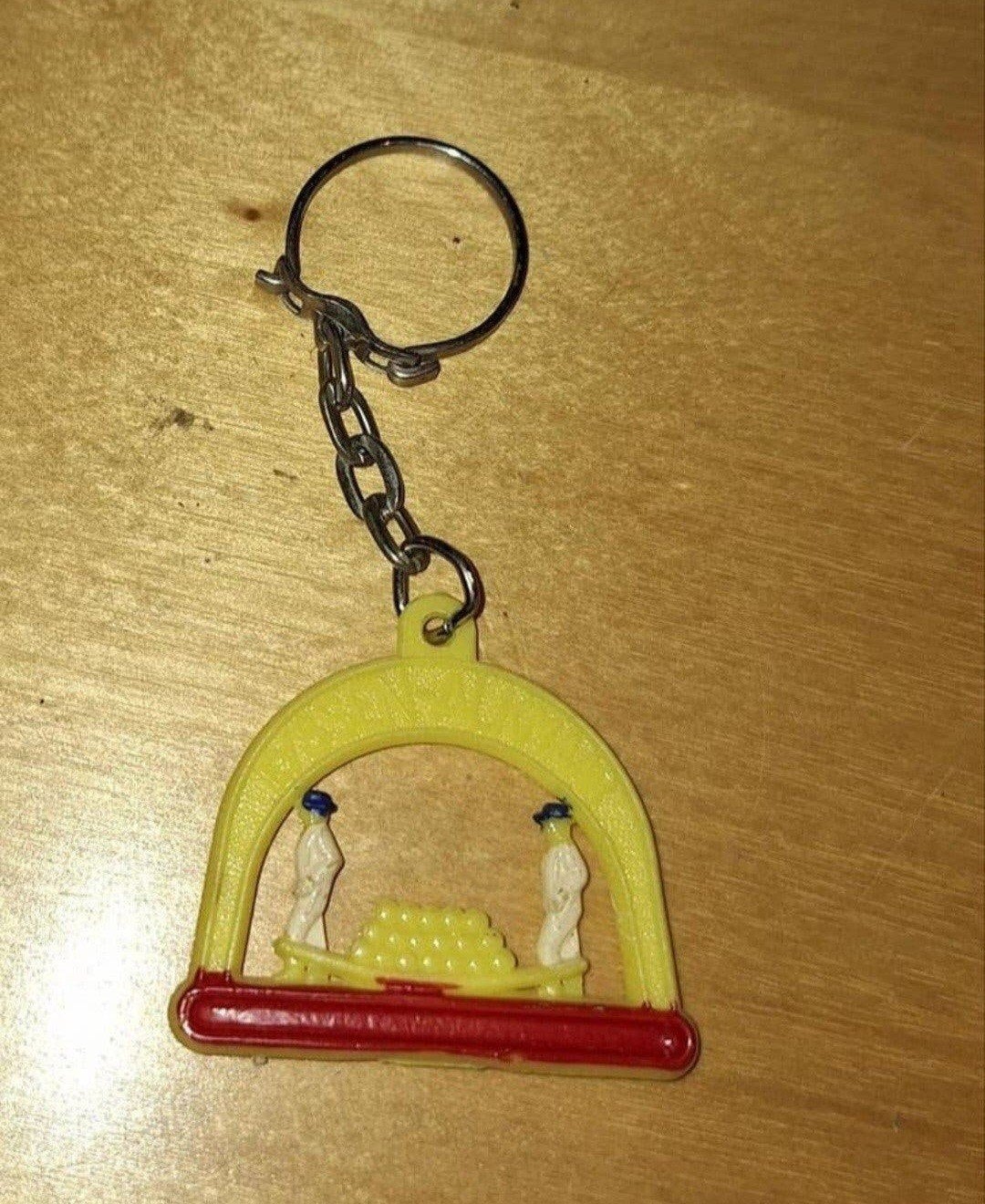 Vintage sleutelhanger met kaasdragers, Ophalen of Verzenden, Gebruikt, Overige typen
