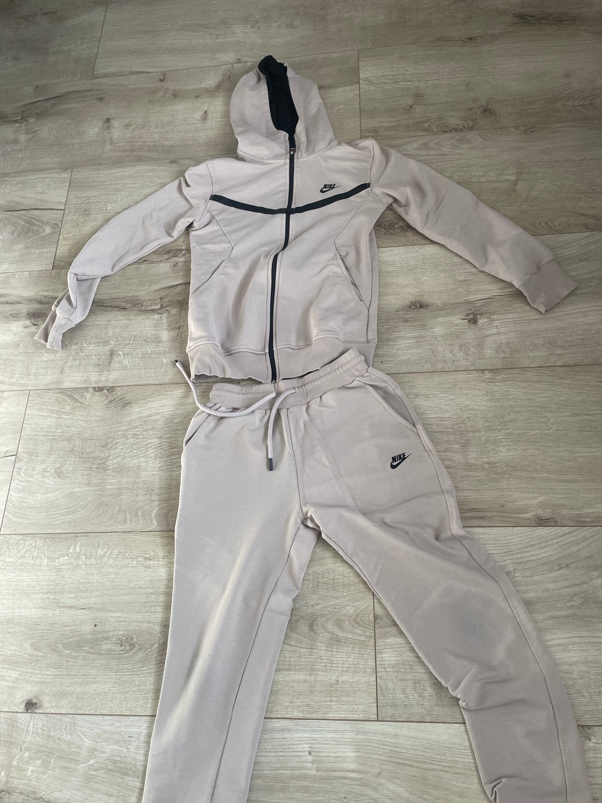 Nike Tech Fleece trainingspak - Maat M, Maat 48/50 (M), Beige, Ophalen of Verzenden, Gedragen