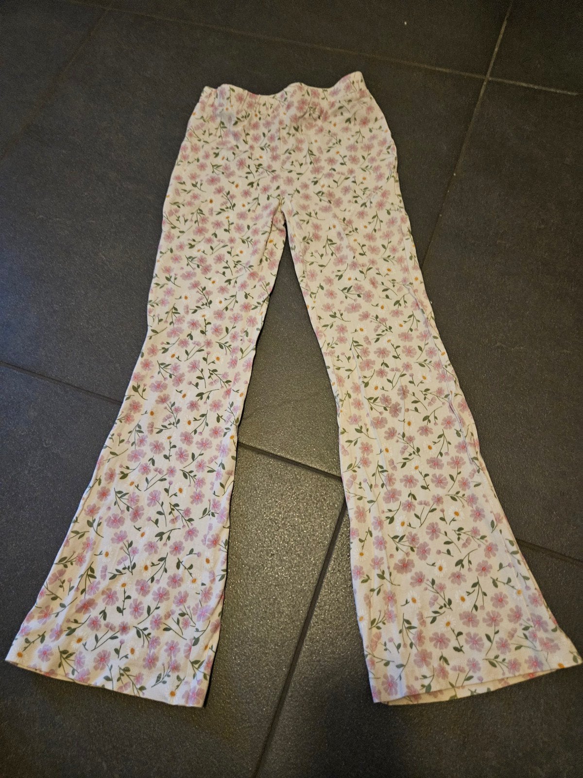 Flared legging met bloemetjes van de Hema, maat 122-128, Broek, Meisje, Ophalen of Verzenden, Zo goed als nieuw