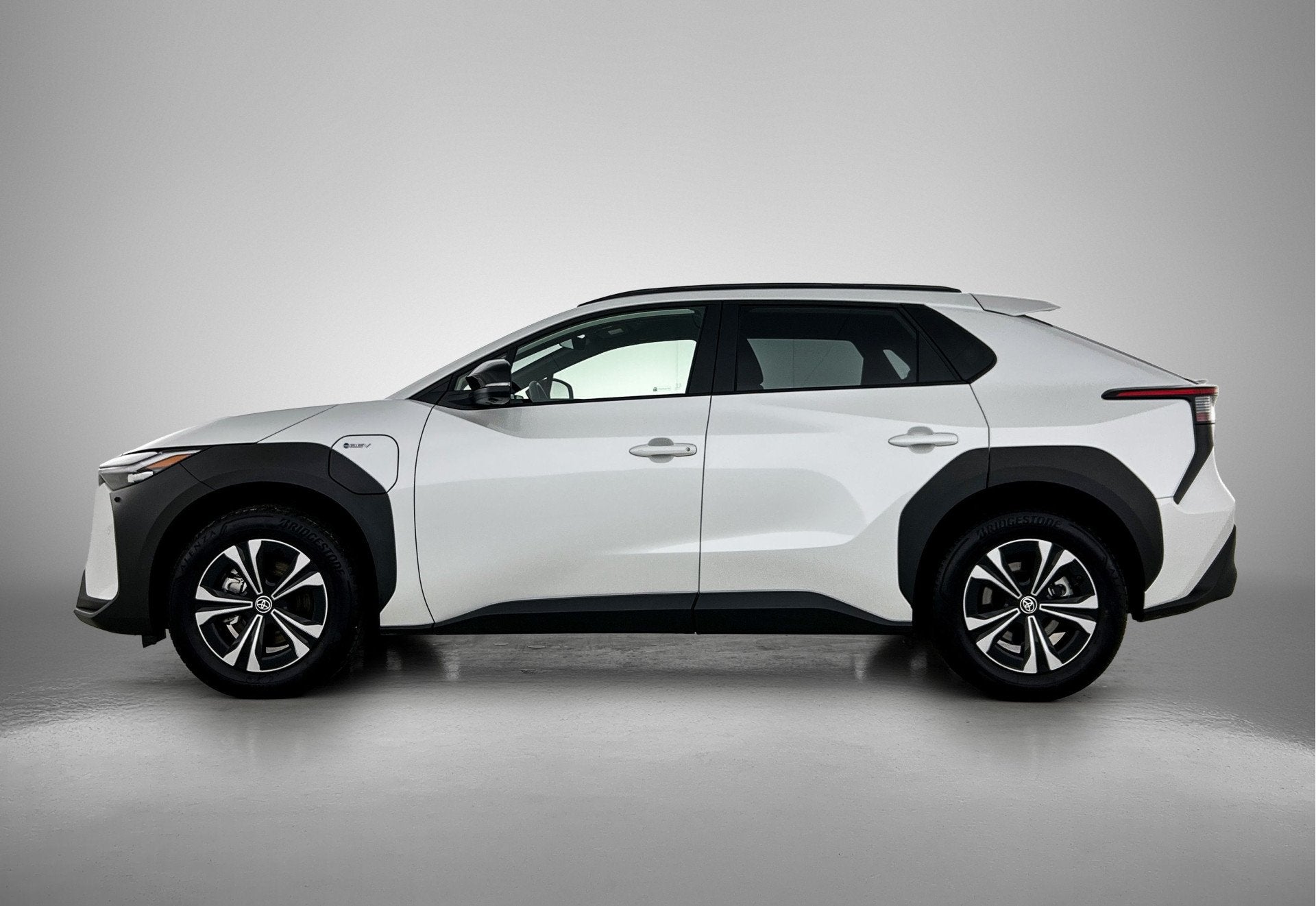 Toyota Bz4x Dynamic 71 kWh | extra Winterbanden met velgen |, Auto's, Gebruikt, Leder en Stof, Wit, Automatische klimaatregeling