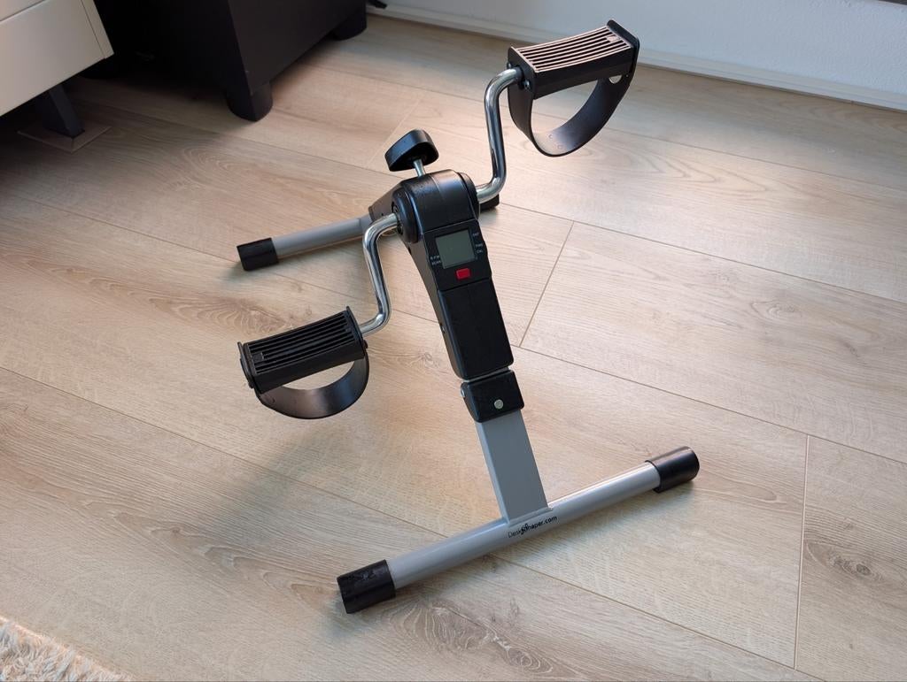 DeskShaper Stoelfiets / Pedaaltrainer – Inklapbaar & met LCD, Sport en Fitness, Fitnessapparatuur, Zo goed als nieuw, Hometrainer