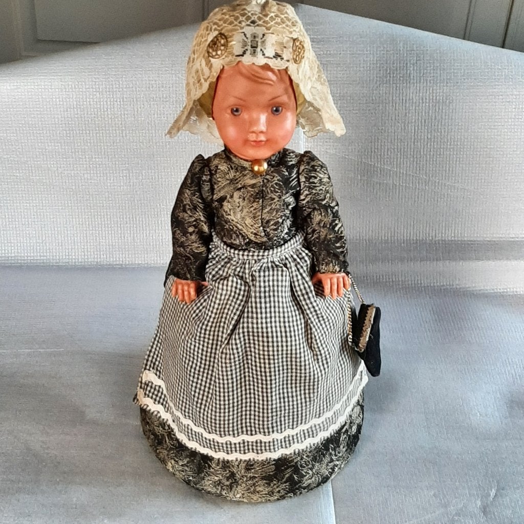 Pop in klederdracht, 34 cm. hoog, Ophalen, Gebruikt, Pop