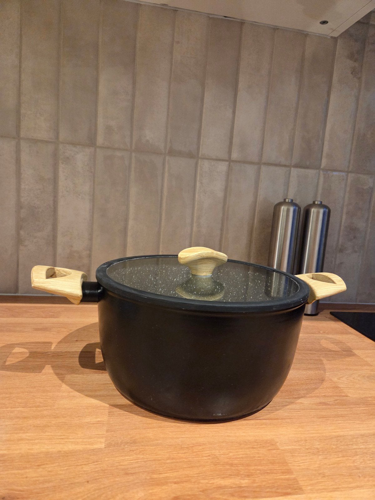 Grote pan met deksel en houten handvatten, Aluminium, Zo goed als nieuw, Keramische plaat, Ophalen