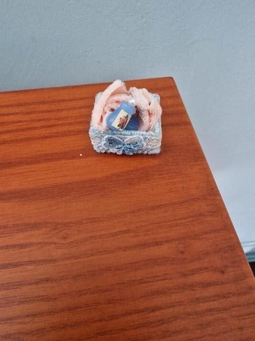 Poppenhuis miniatuur mandje met verzorgingsproducten, Ophalen of Verzenden