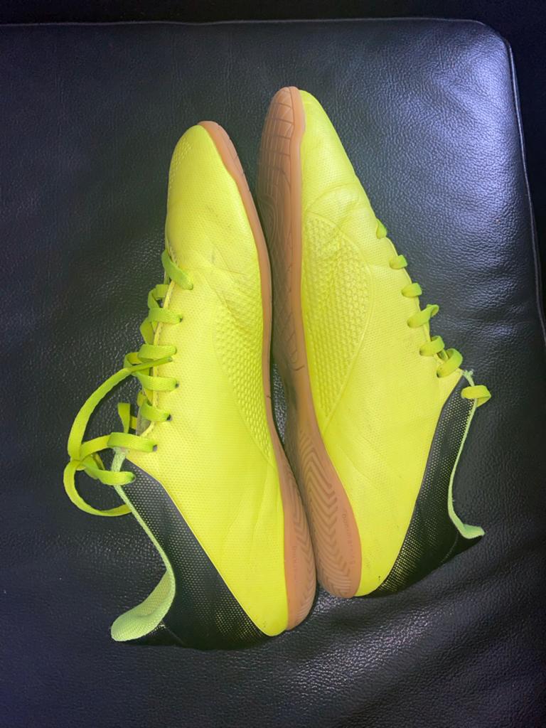 Adidas zaalvoetbalschoenen geel/zwart in maat 41 zgan, Sport en Fitness, Voetbal, Zo goed als nieuw, Schoenen, Maat XS of kleiner