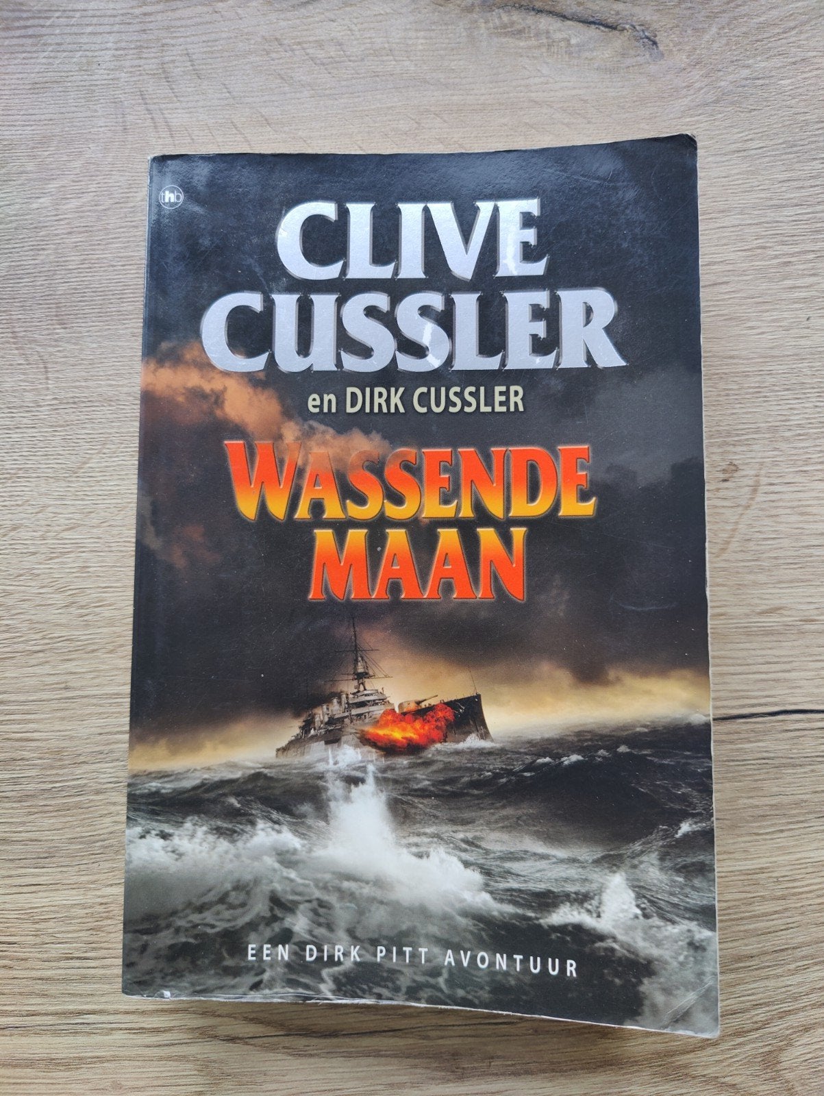 Clive Cussler - Wassende Maan (Dirk Pitt Avontuur), Boeken, Ophalen of Verzenden, Gelezen, Clive Cussler en Dirk Cussler