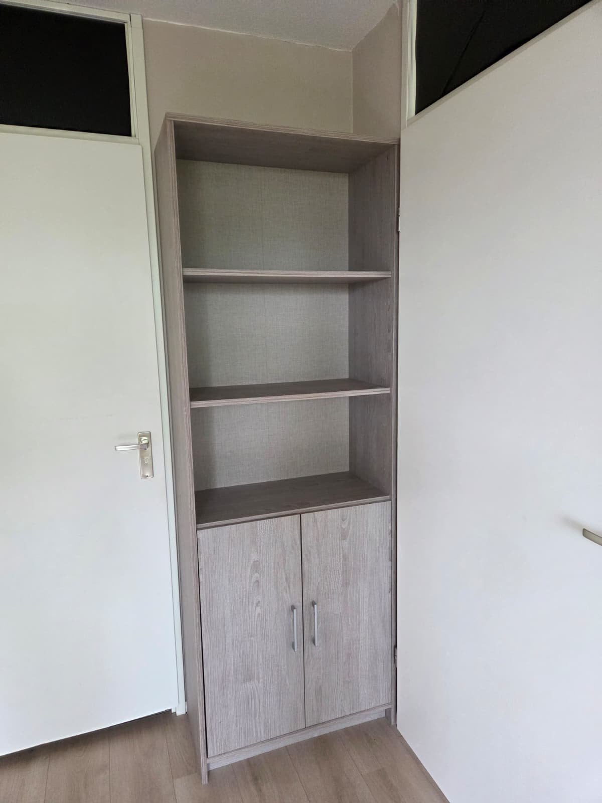Smalle opberg kast - grijze houtlook, Ophalen, Minder dan 50 cm, Met deur(en), Zo goed als nieuw