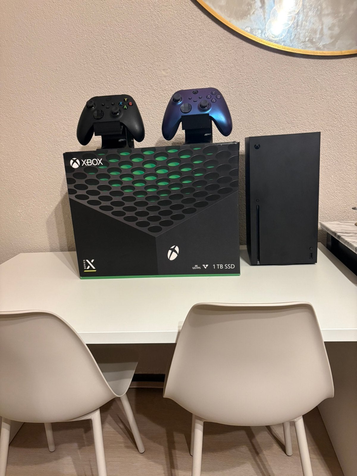 Foto 3 van Xbox series x console met 2 controllers en games