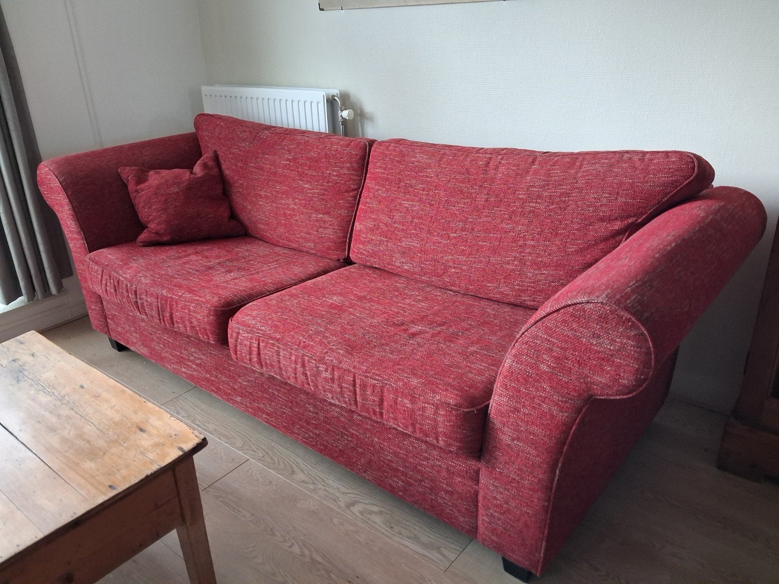 Rode stoffen bank van Piet Klerkx - comfortabel en ruim, Gebruikt, Driepersoons, 75 tot 100 cm, Ophalen of Verzenden