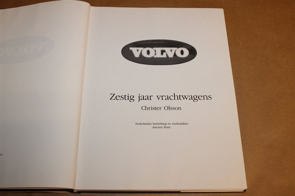 Volvo — 60 Jaar Vrachtwagens — Historie in Beeld [1987], Boeken, Auto's | Boeken, Ophalen of Verzenden, Gelezen, Volvo