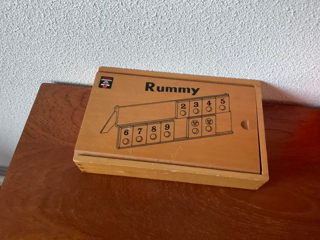 RUMMY IN ORIGINELE HOUTEN DOOS MET SCHUIFDEKSEL, Hobby en Vrije tijd, Gezelschapsspellen | Bordspellen, Zo goed als nieuw, Vijf spelers of meer