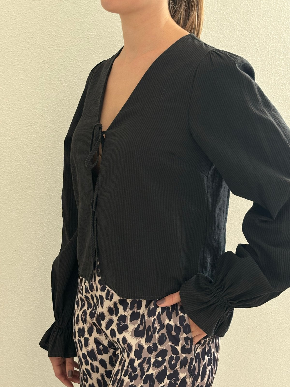 Zwarte blouse My Jewellery XS V-hals strikdetail, Ophalen of Verzenden, Zo goed als nieuw, Maat 34 (XS) of kleiner, Zwart