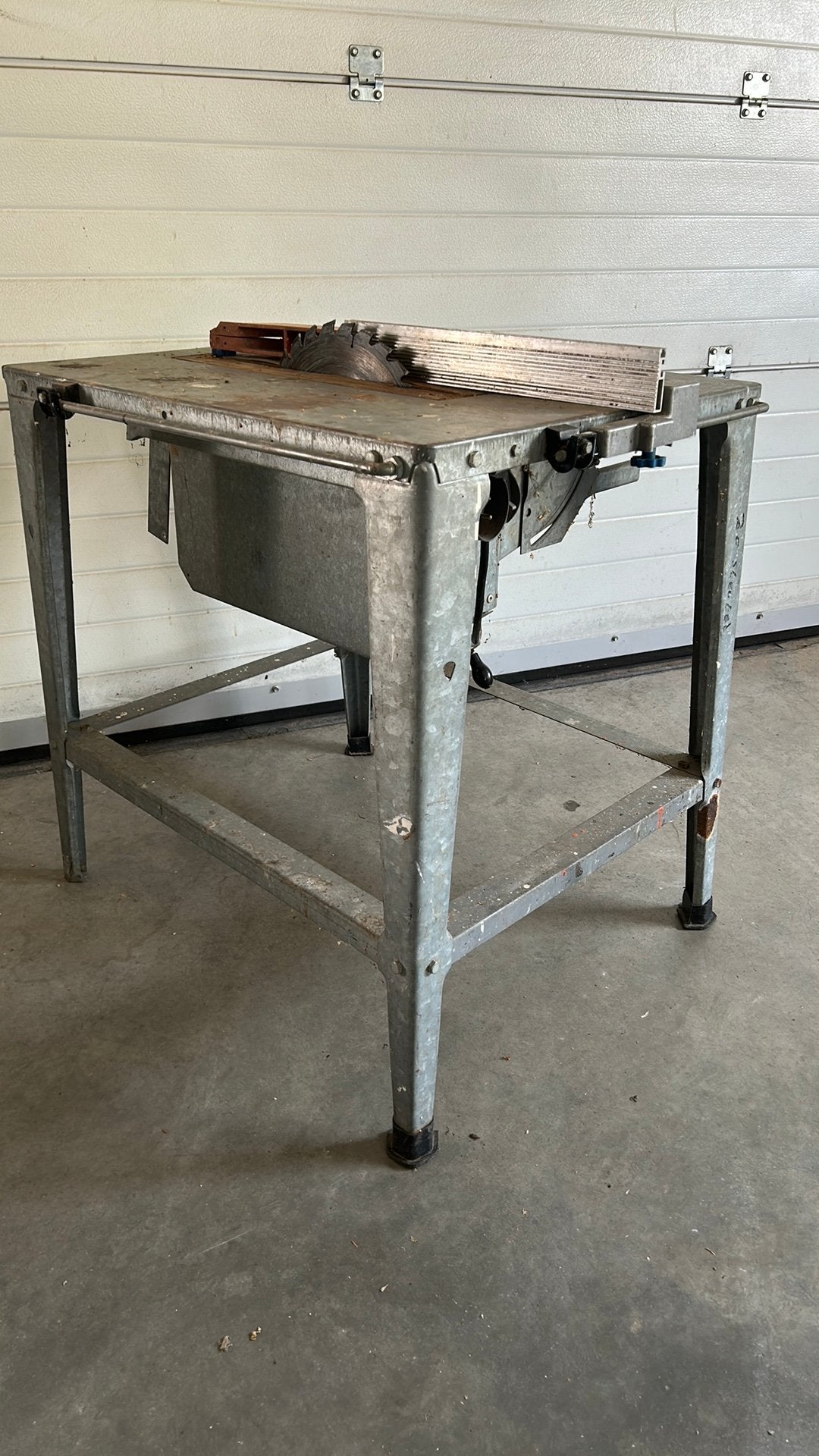 Tafel cirkelzaag met Widia cirkelzaagblad., Doe-het-zelf en Verbouw, Gereedschap | Zaagmachines, Ophalen, Gebruikt, Cirkelzaag