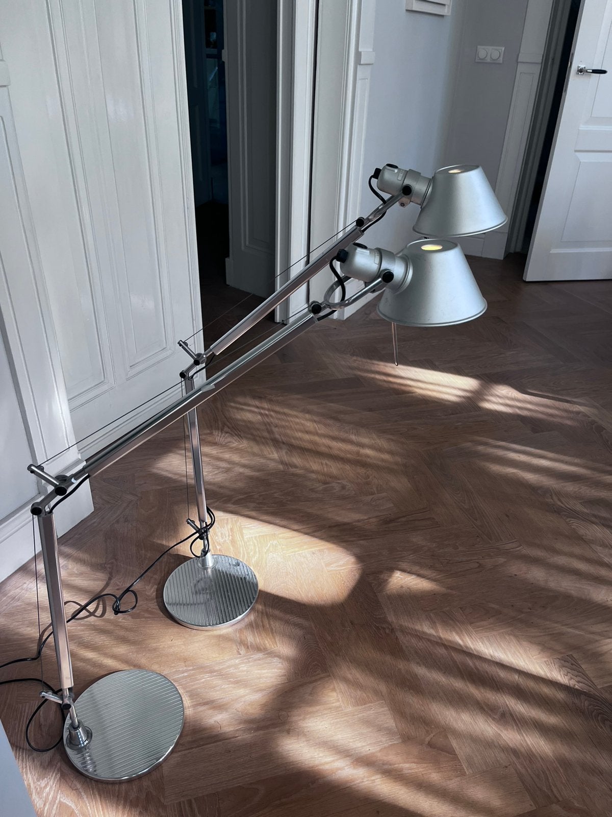 Twee gebruikte bureaulampen artemide met voet., Ophalen, Gebruikt, Artemide, E27 (groot)