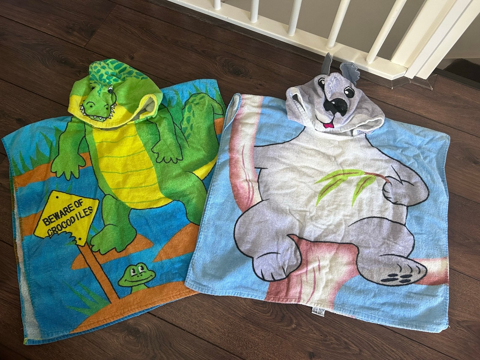 2 kinderbadcapes: Krokodil en Koala, Ophalen of Verzenden, Gebruikt, Jongen of Meisje, Zwem-accessoire