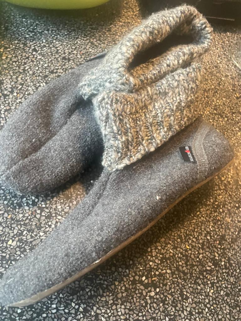 Sloffen mt 41, vilten bovenzijde en harde zool onder, Ophalen of Verzenden, Zo goed als nieuw, Sneakers of Gympen
