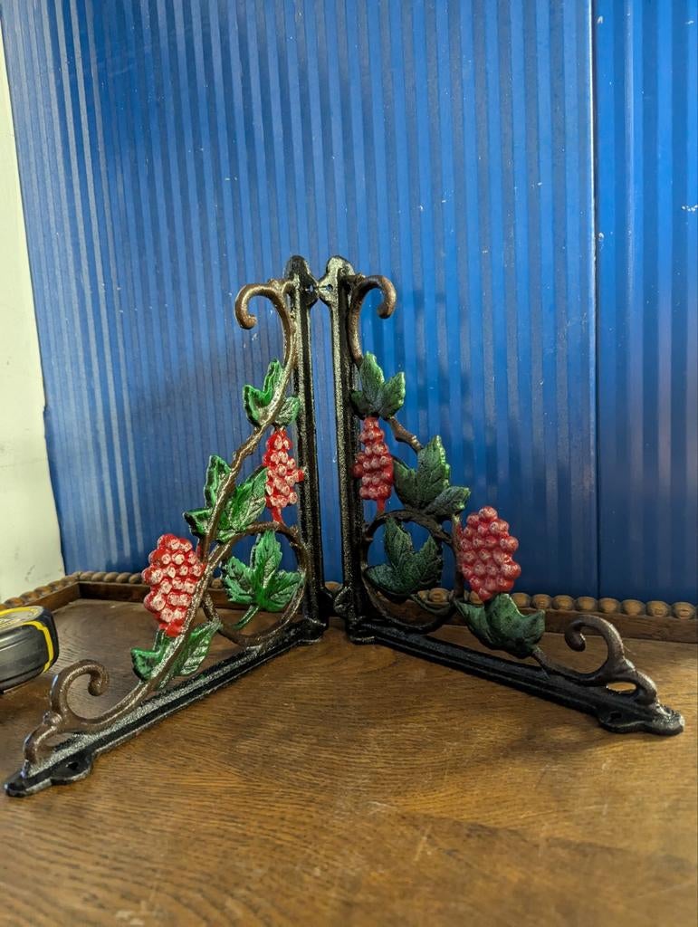 Decoratieve gietijzeren plankdragers met druivenmotief, Ophalen of Verzenden, Gebruikt