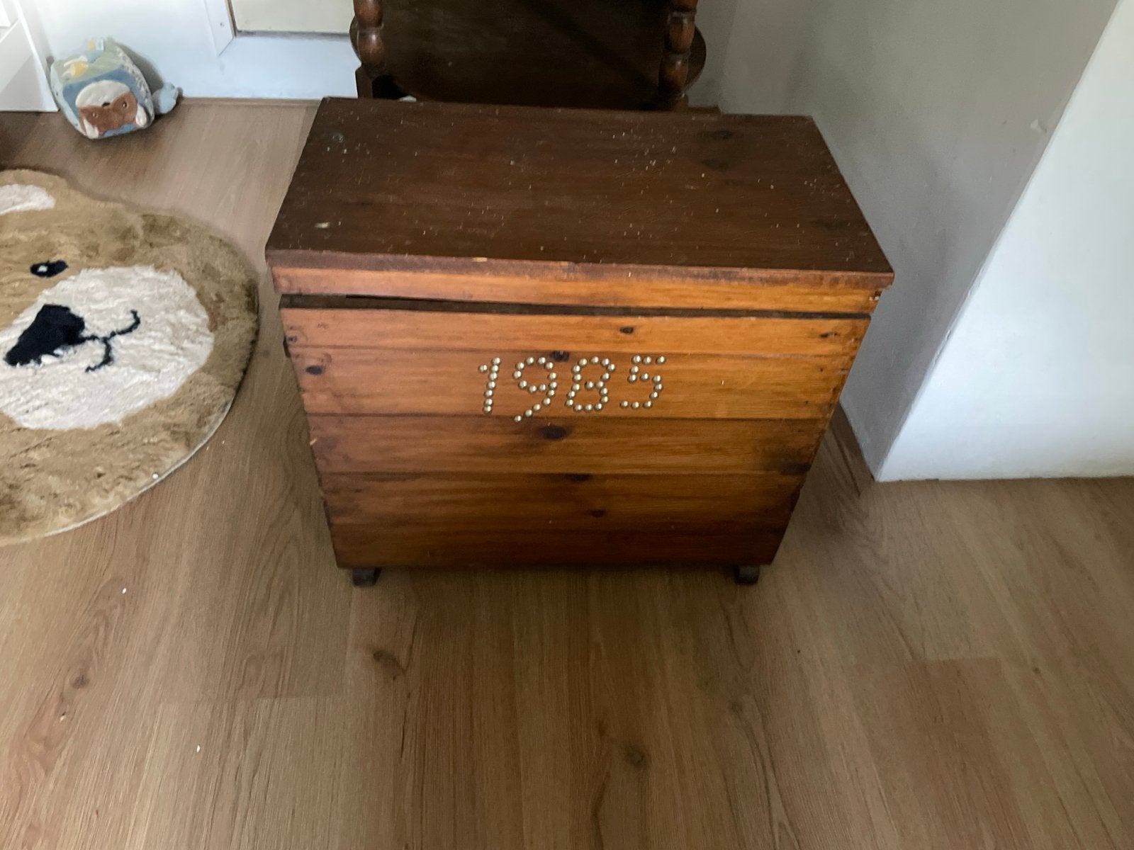 Houten kist met '1985' opdruk - 54x30x50 cm, 50 – 75, Gebruikt, Minder dan 50 cm, Ophalen of Verzenden