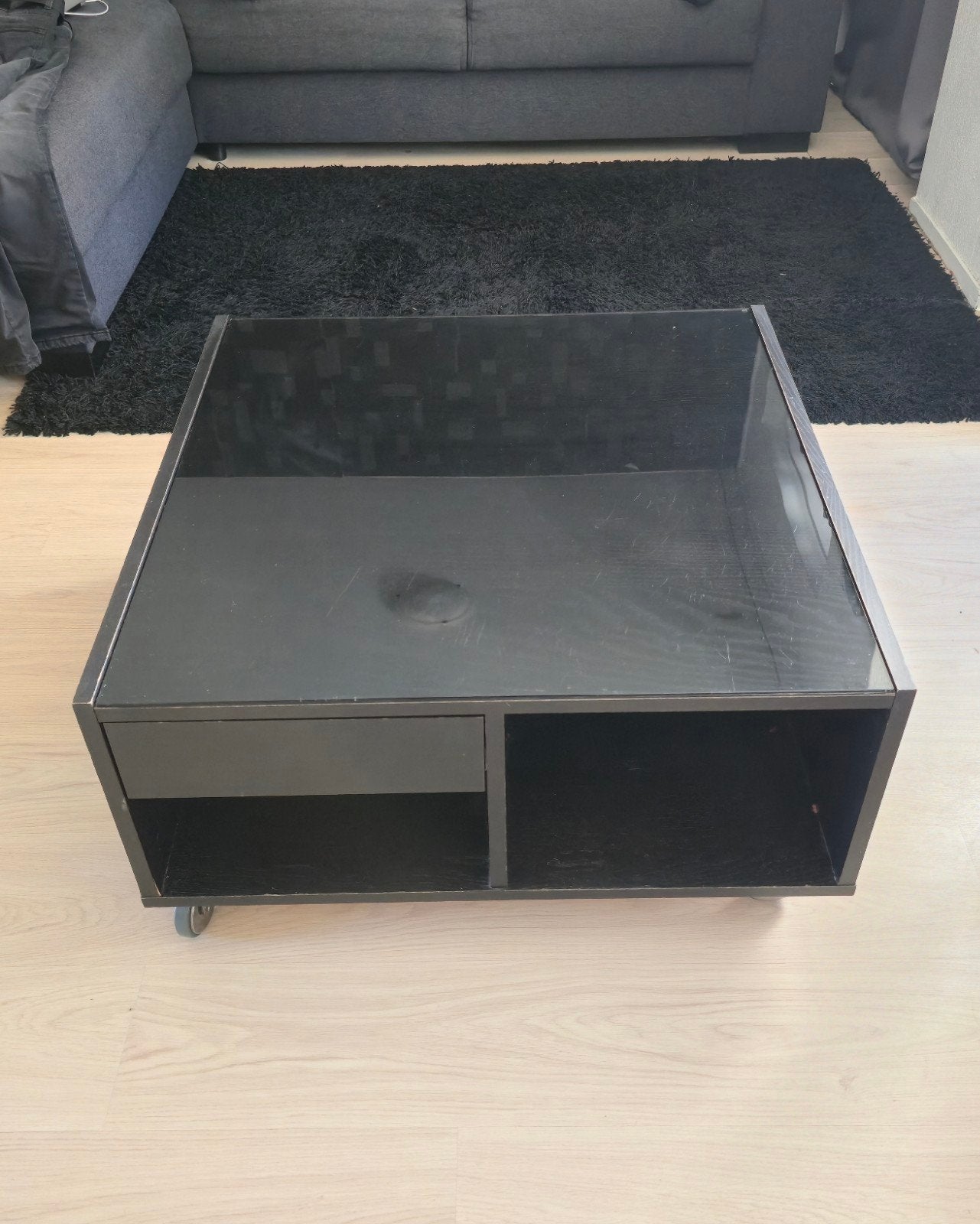 Ikea salontafel zwart met glasplaat en wieltjes, Ophalen, Gebruikt, Vierkant