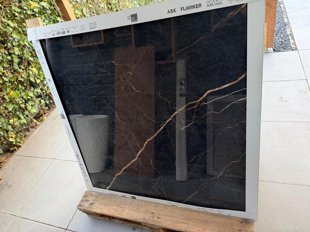 Twee zwart marmeren glanzende tegels, Ophalen, 60 cm of meer, Nieuw, Minder dan 5 m²