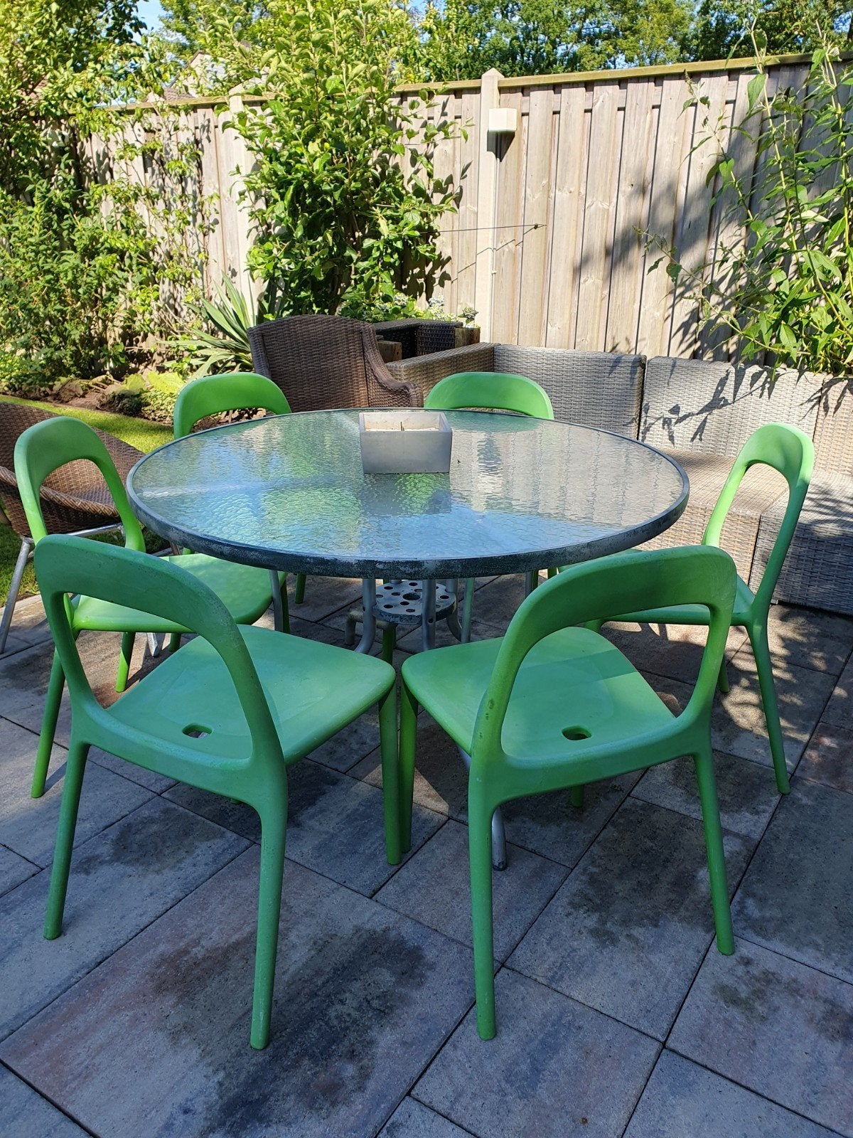 Gratis tuinset met ronde glazen tafel en 6 groene stoelen, Ophalen, Kunststof, Gebruikt, 6 zitplaatsen