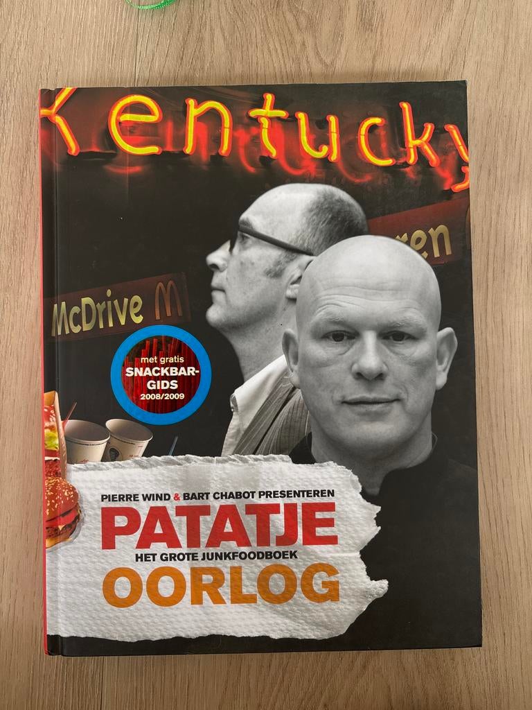 Patatje Oorlog: Het Grote Junkfoodboek - Pierre Wind & Bart, Boeken, Kookboeken, Ophalen, Zo goed als nieuw, Overige gebieden