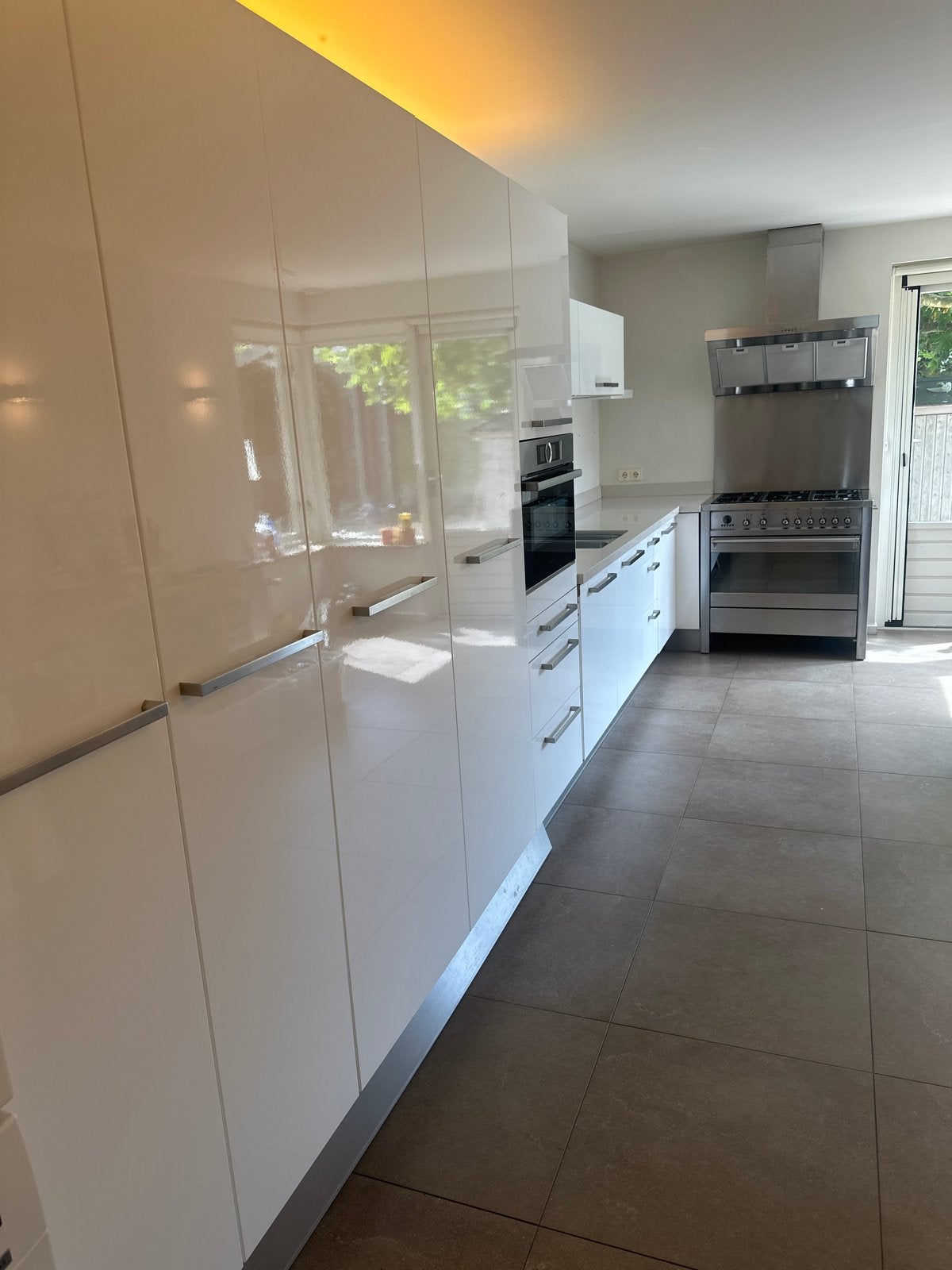Moderne witte hoogglans keuken met inbouwapparatuur, Ophalen, Gebruikt, Wit, Enkelwandige keuken