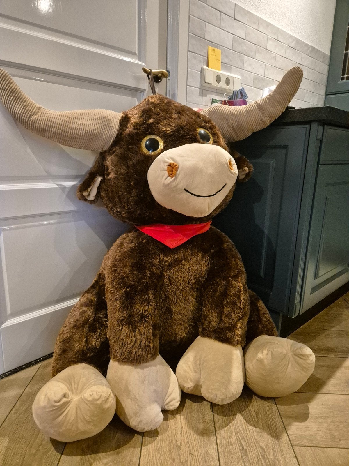 Grote knuffel stier - 1 meter hoog, Ophalen, Overige typen, Zo goed als nieuw, Met kleding of accessoire