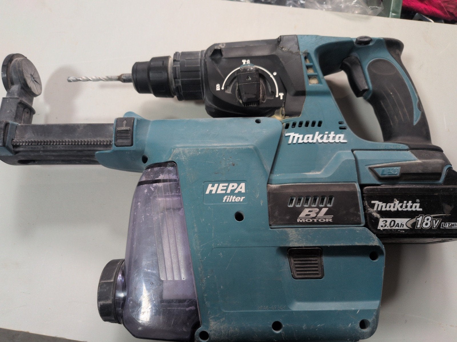 Makita DHR242 18V Accu Boorhamer met HEPA filter, Boor- en/of Breekhamer, Ophalen of Verzenden, Klopboormechanisme, Gebruikt