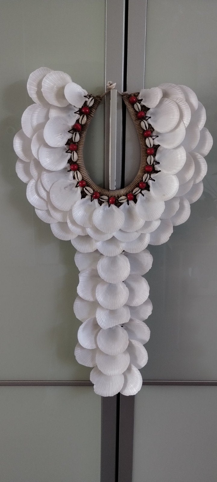 Schelpen ketting.  grote Papoea tribale schelpenketting, Ophalen