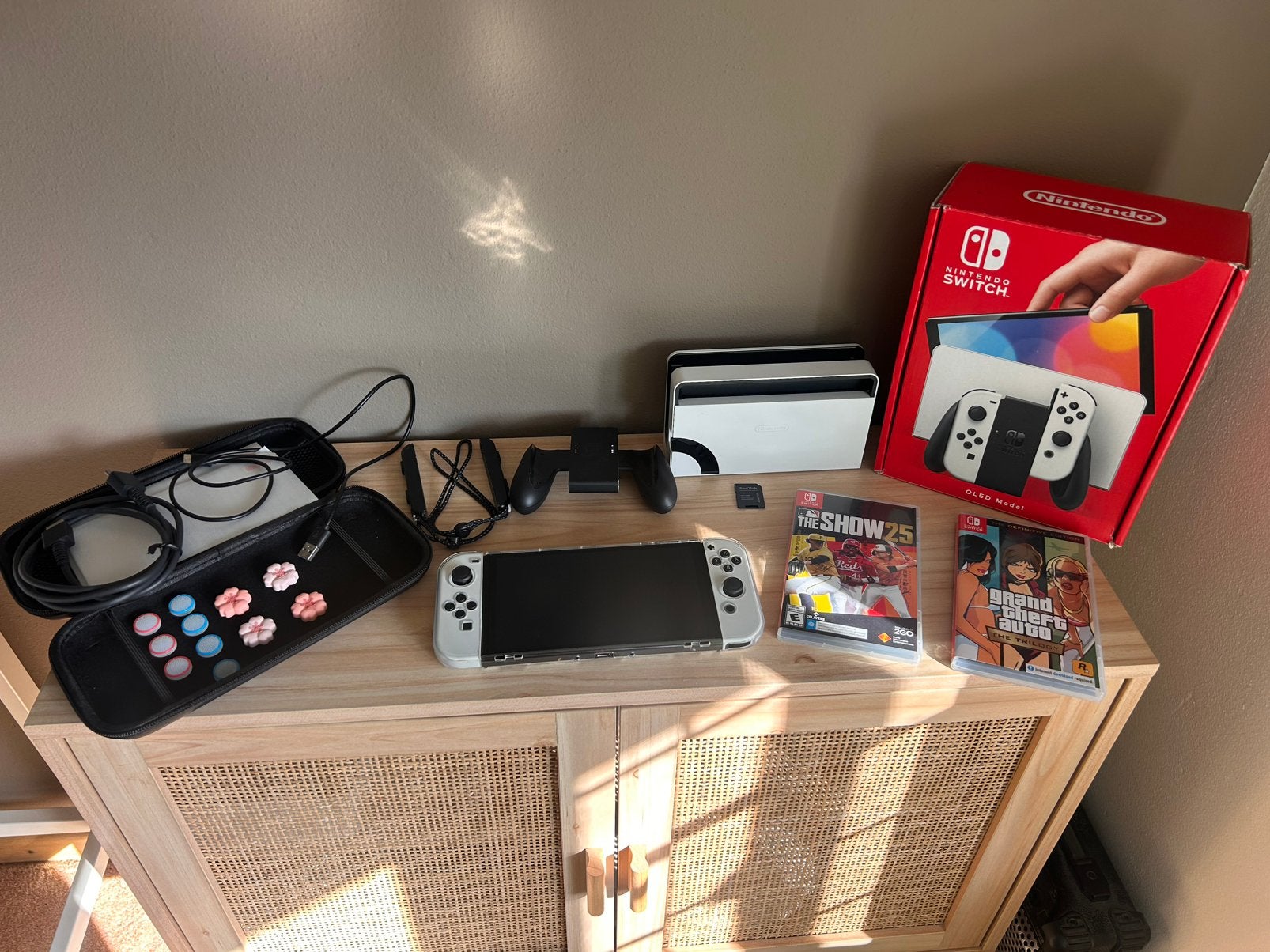 Nintendo Switch OLED Wit + 2 games | Zo goed als nieuw, Spelcomputers en Games, Ophalen, Zo goed als nieuw, Met 1 controller