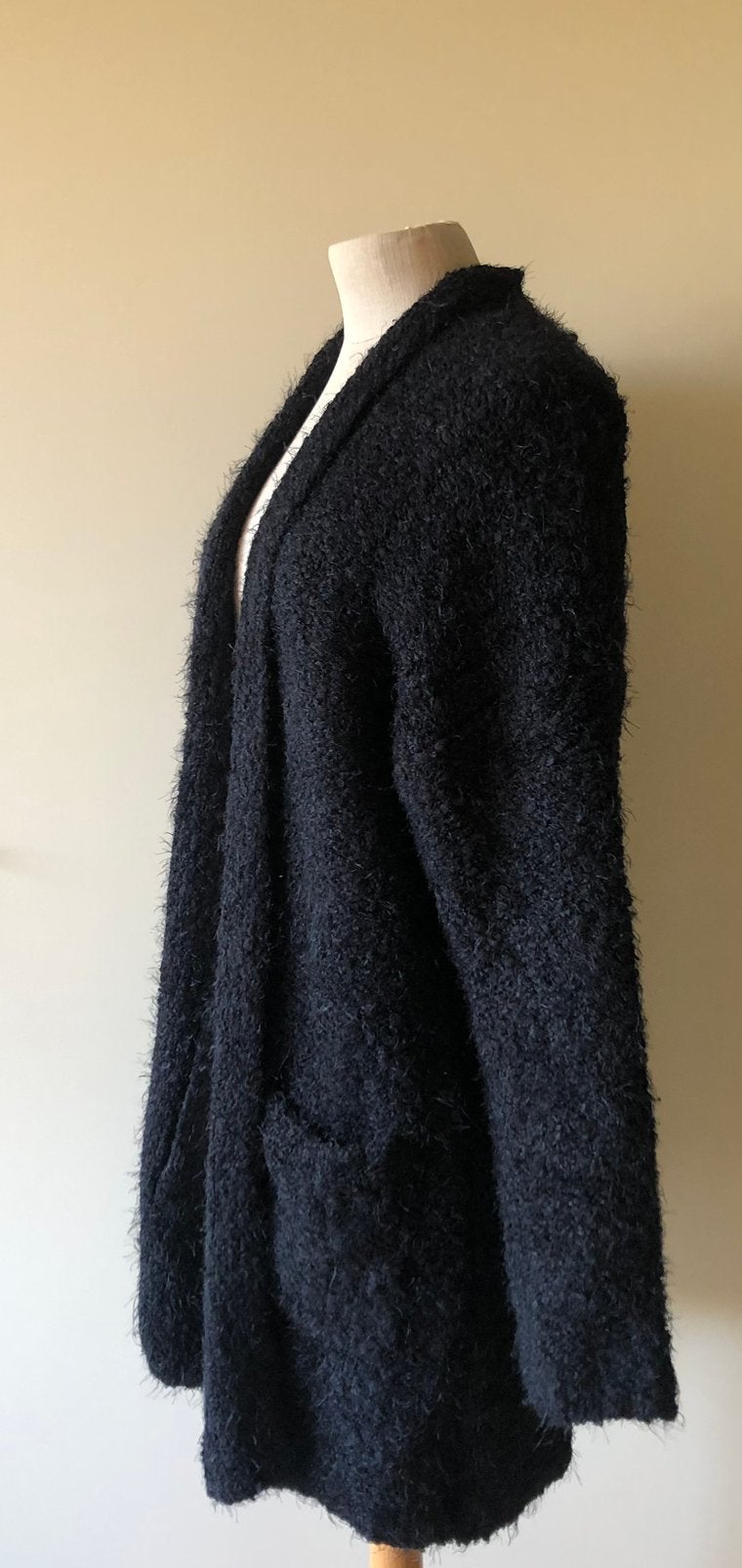 Zwart ‘fluffy’ lang vest . Version Feminin. Maat 38., Maat 38/40 (M), Zwart, Nieuw, Ophalen of Verzenden