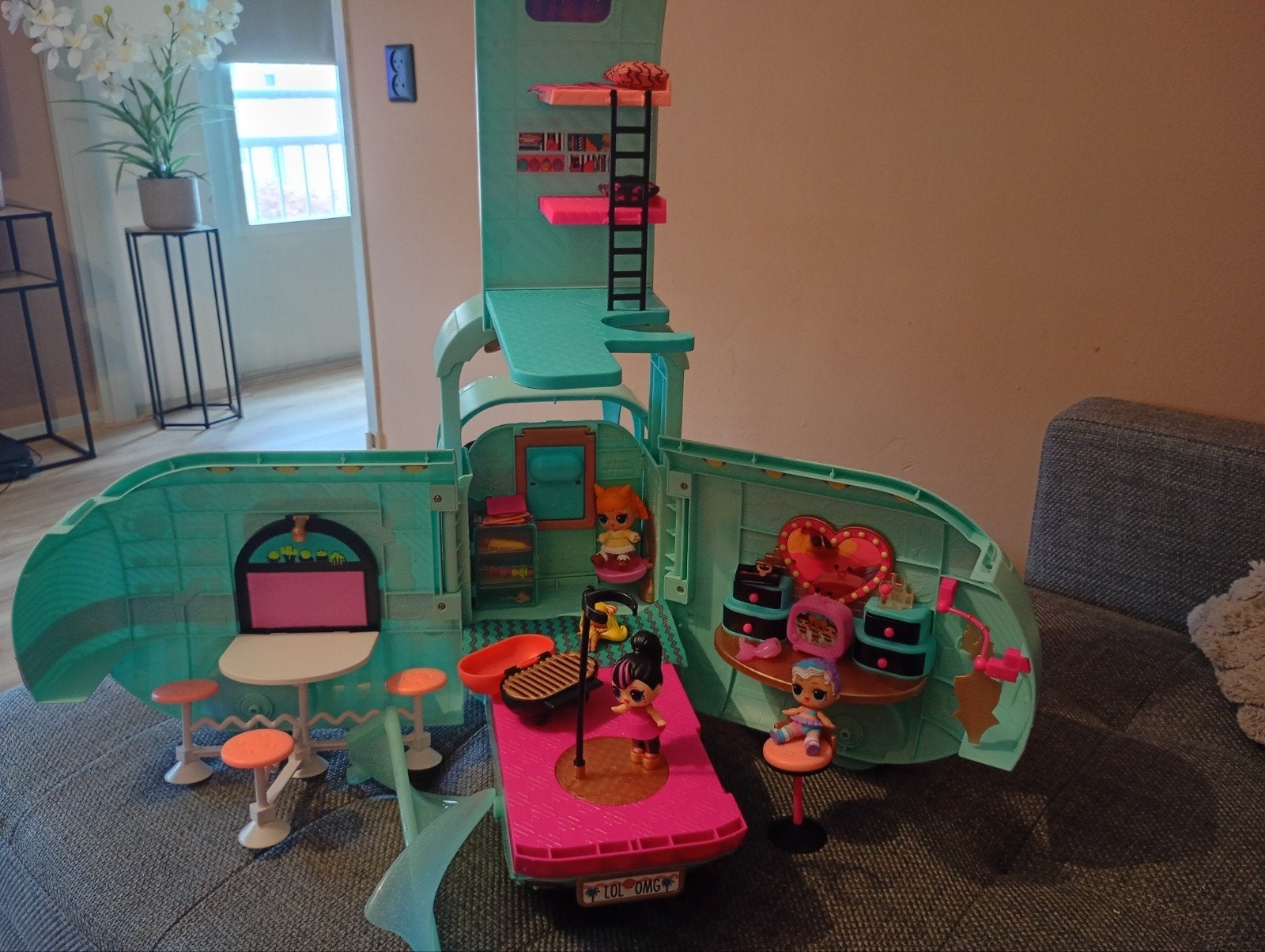 Foto 4 van L.O.L. Surprise! Glamper 2-in-1 Camper met poppen