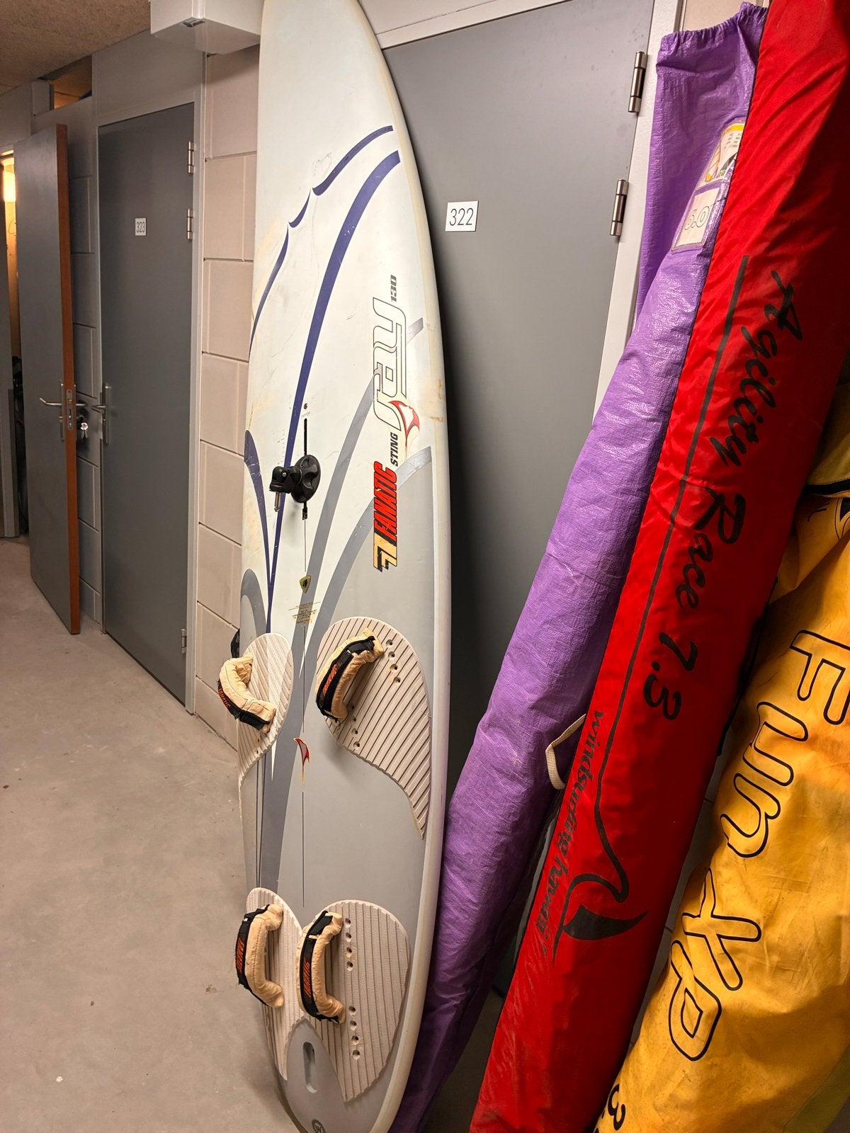 Complete windsurfset: Fanatic Stingray Carbon met 3 zeilen, Watersport en Boten, Ophalen, 250 tot 300 cm, Gebruikt, Met vin(nen)