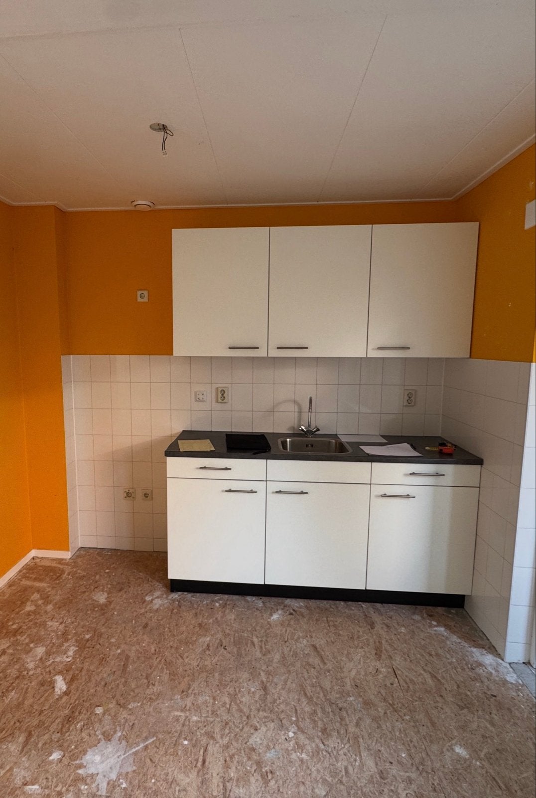 Compacte nieuwe keuken met spoelbak kraan, Huis en Inrichting, Keuken | Complete keukens, Ophalen, Wit, Nieuw, Enkelwandige keuken