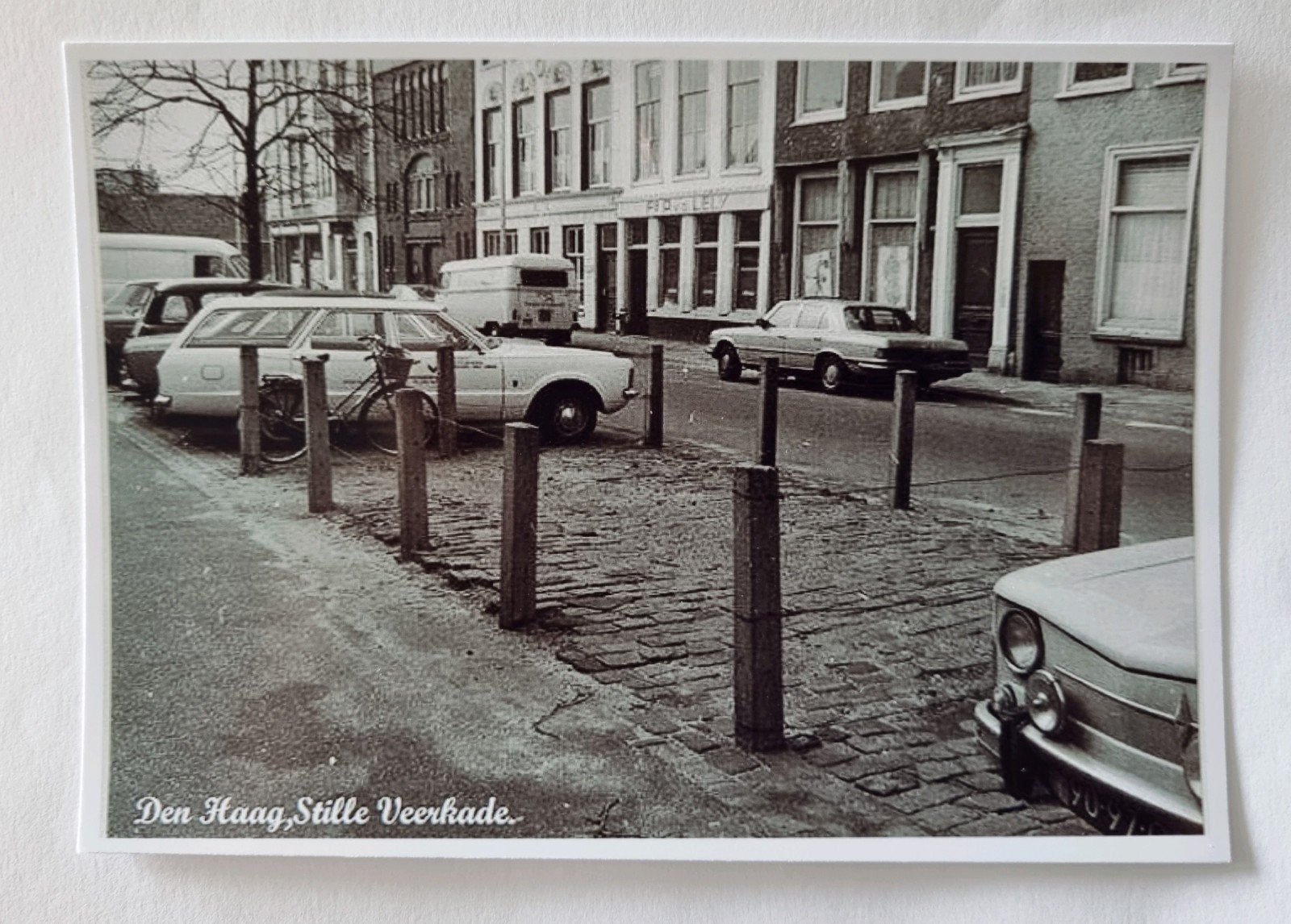 983)Den Haag, Stille Veerkade met oude auto's, Ophalen of Verzenden, 1960 tot 1980, Zuid-Holland