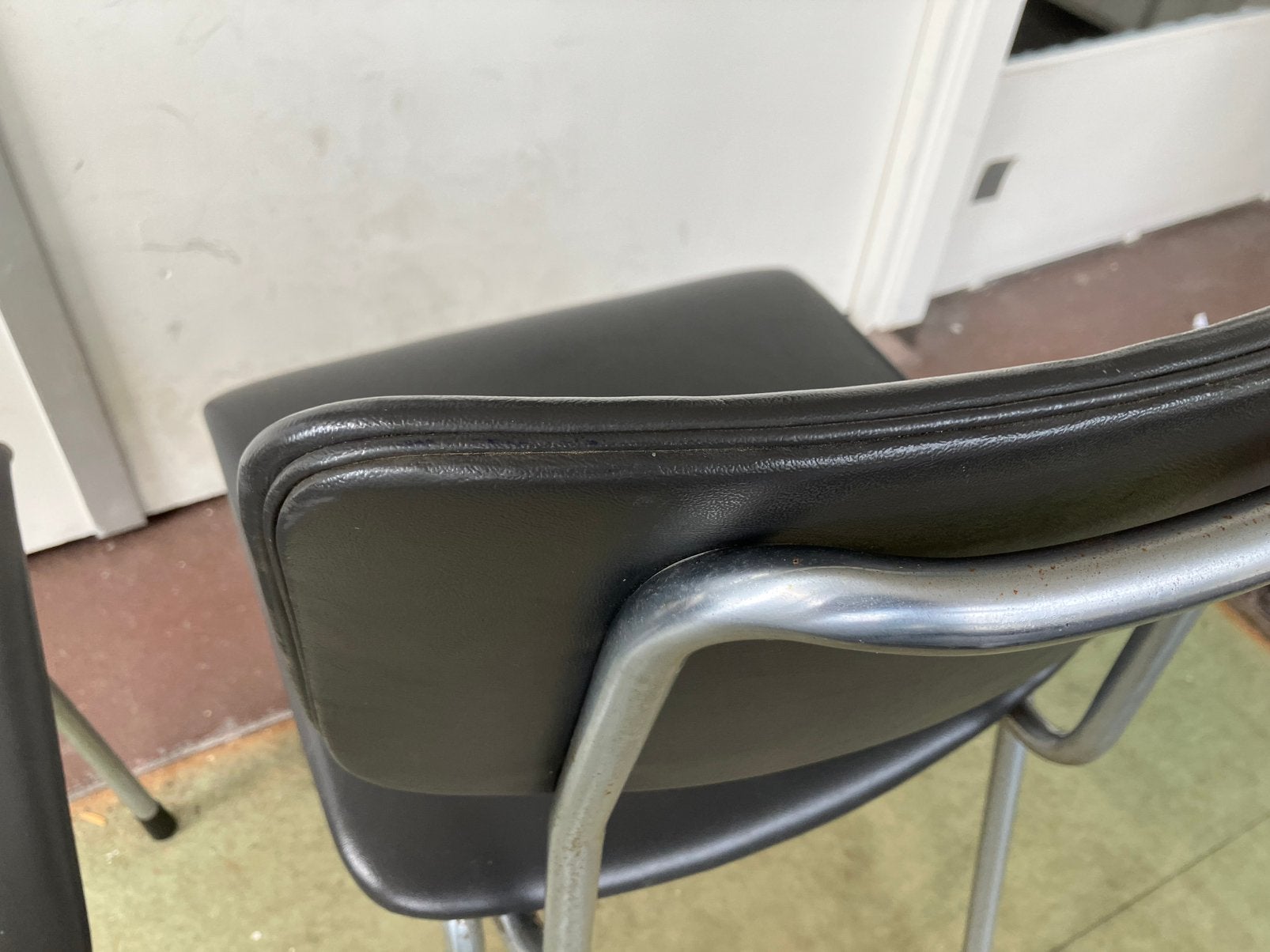 2 vintage Gispen design stoelen. Model 1231, Ophalen of Verzenden, Zo goed als nieuw, Twee