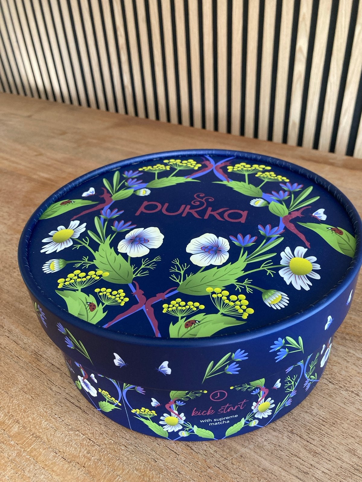 Pukka theedoos met diverse theesmaken, Blauw, Papier/karton, Ophalen of Verzenden, Zo goed als nieuw