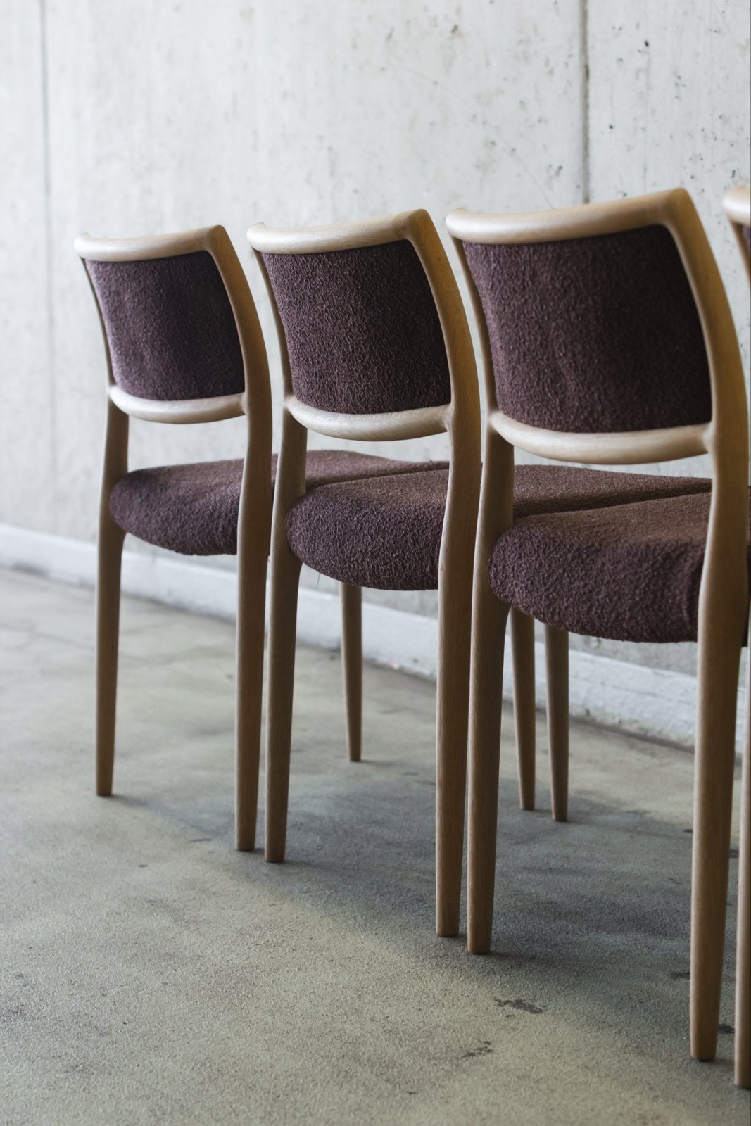 4x Niels Otto Møller stoelen model 81, eiken, bouclé bruin, Ophalen, Bruin, Zo goed als nieuw, Vier