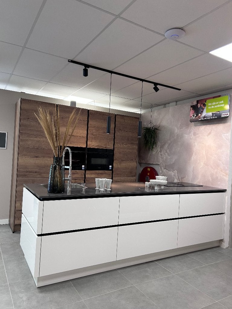 Moderne keuken met eiland en kastenwand Showroom model, Ophalen, Greeploos, Wit, Overige typen