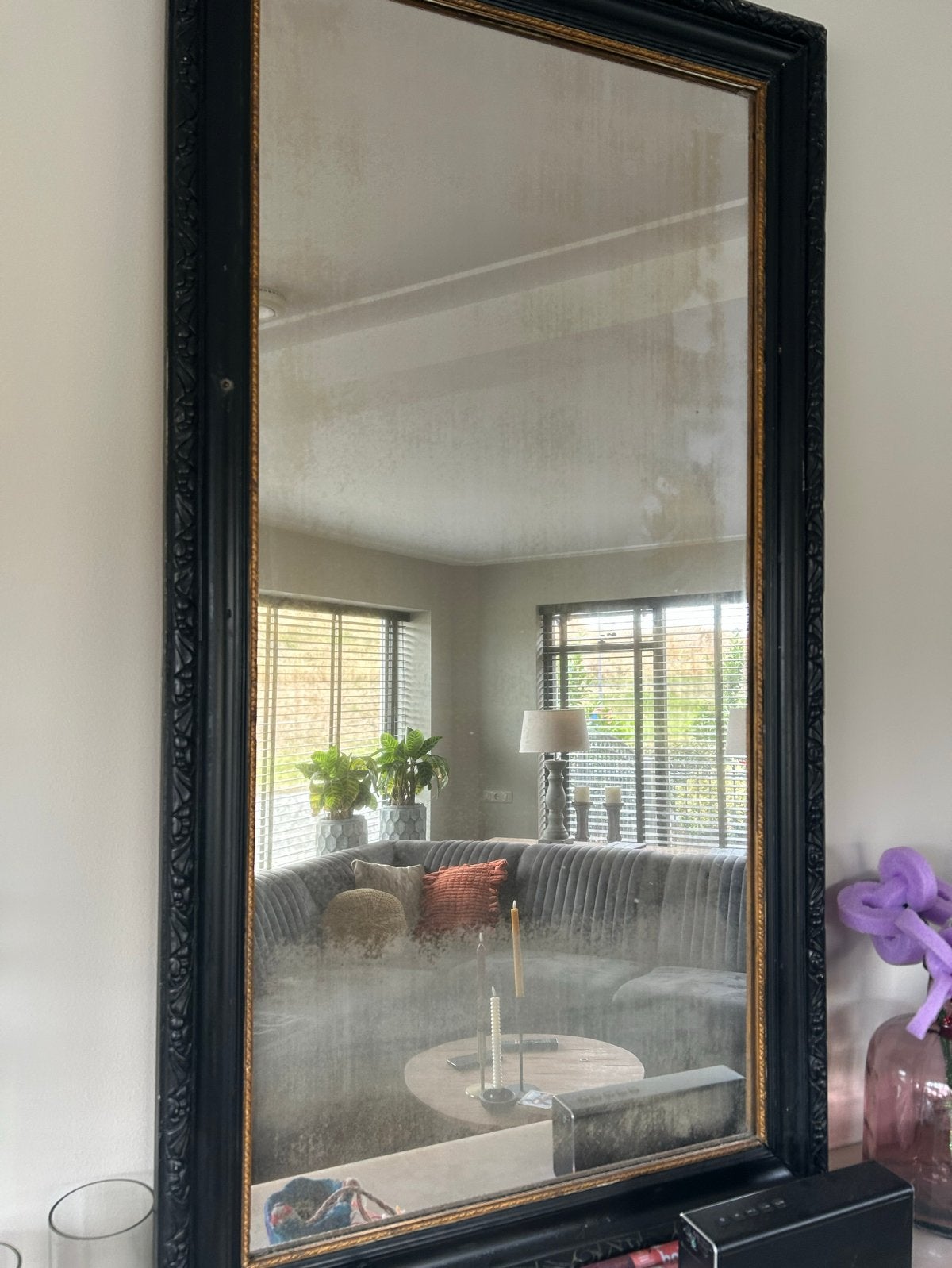 Vintage spiegel met zwarte lijst en gouden accenten, Antiek en Kunst, Ophalen, Rechthoekig, 50 tot 100 cm, 100 tot 150 cm