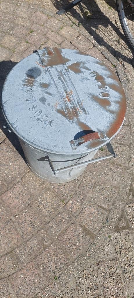 Oude zinken vuilnisbak met opschrift Oostzaan, Ophalen