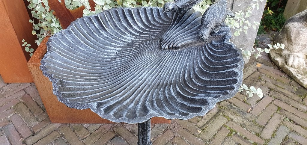 VOGELDRINKSCHAAL IN SCHELPVORM / GIETIJZER, Huis en tuin decoratie Marie, Nieuw, Info@huisentuindecoratiemarie.nl, Peize