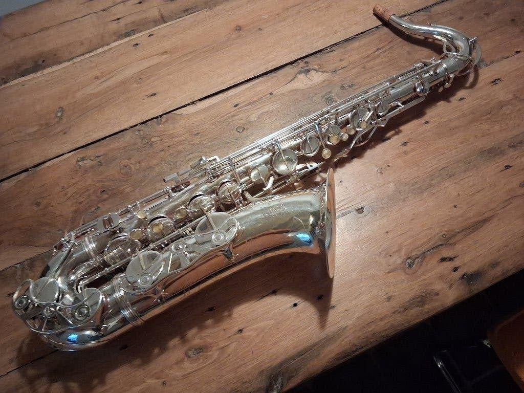 Couesnon tenorsaxofoon 1955 gereviseerd, verzilverd., Ophalen, Gebruikt, Tenor, Met koffer