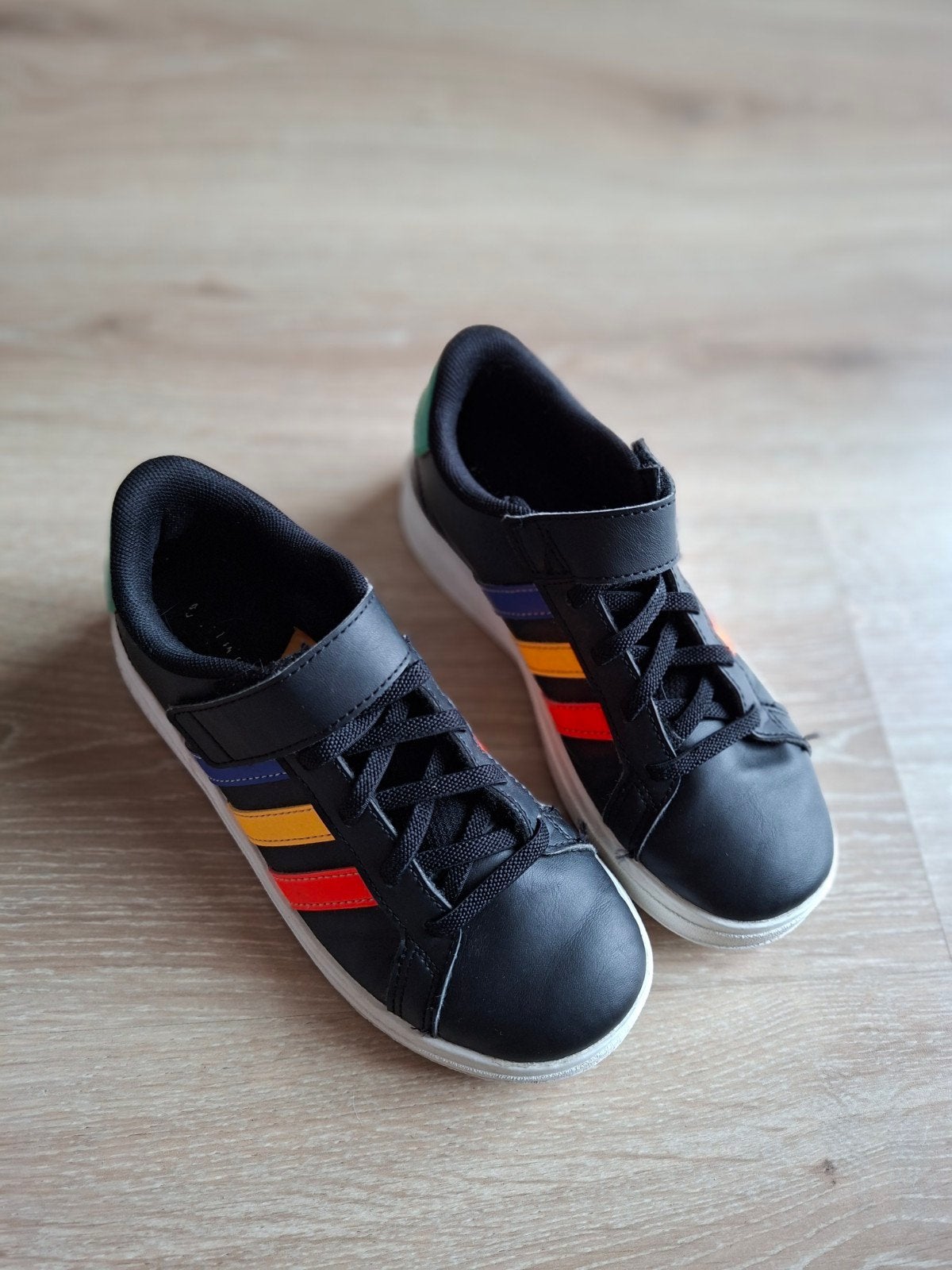 Adidas maat 33 sneakers voor j/m - Zwart met regenboogs, Adidas, Jongen of Meisje, Schoenen, Ophalen of Verzenden