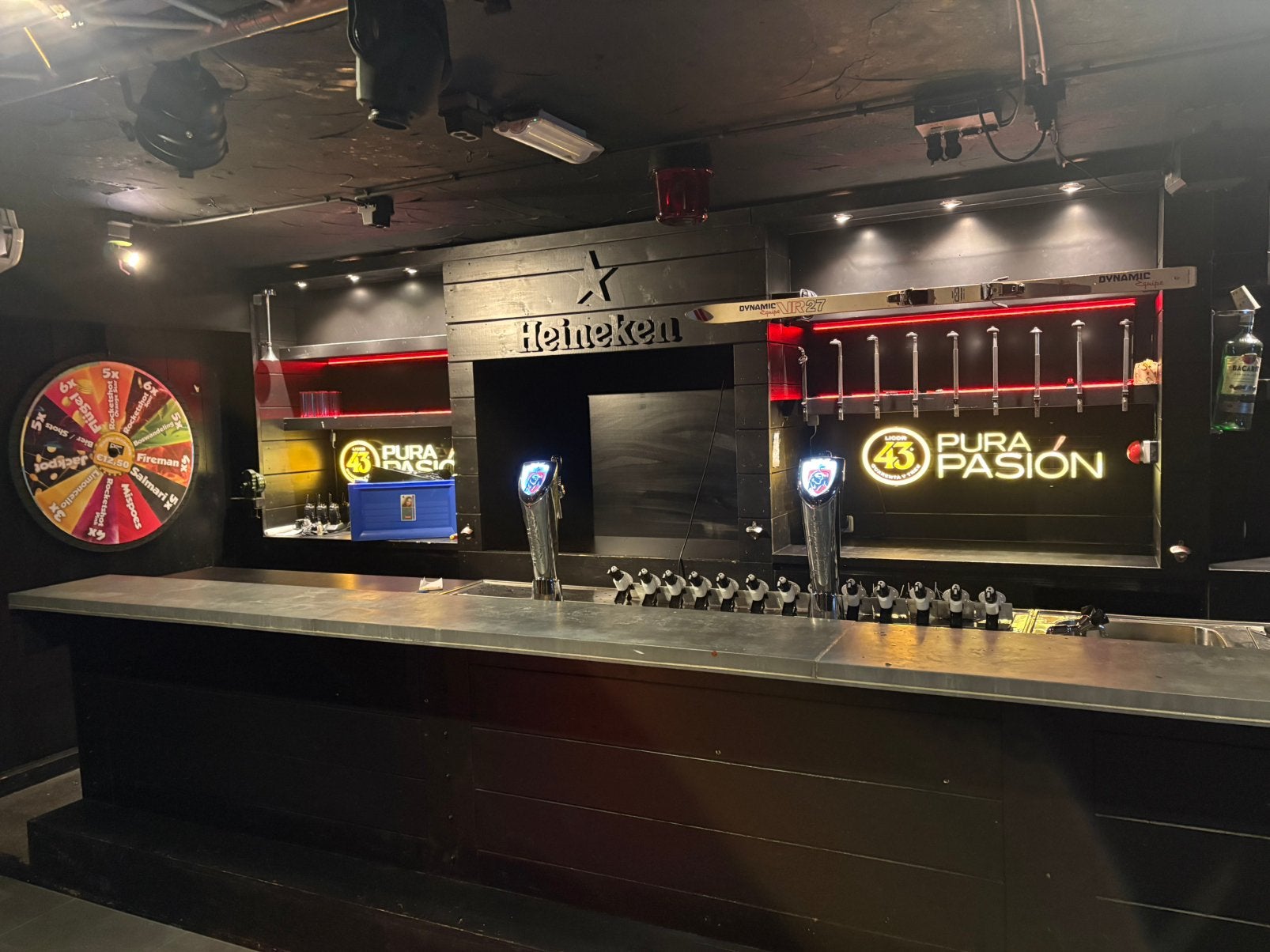 Grote bar te koop, inclusief gootsteen en lekplaten, Ophalen, Gebruikt, Barinrichting