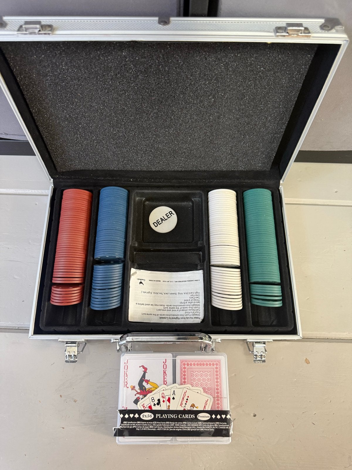 Pokerset met fiches, kaarten en dealer button in koffer, Hobby en Vrije tijd, Gezelschapsspellen | Kaartspellen, Drie of vier spelers