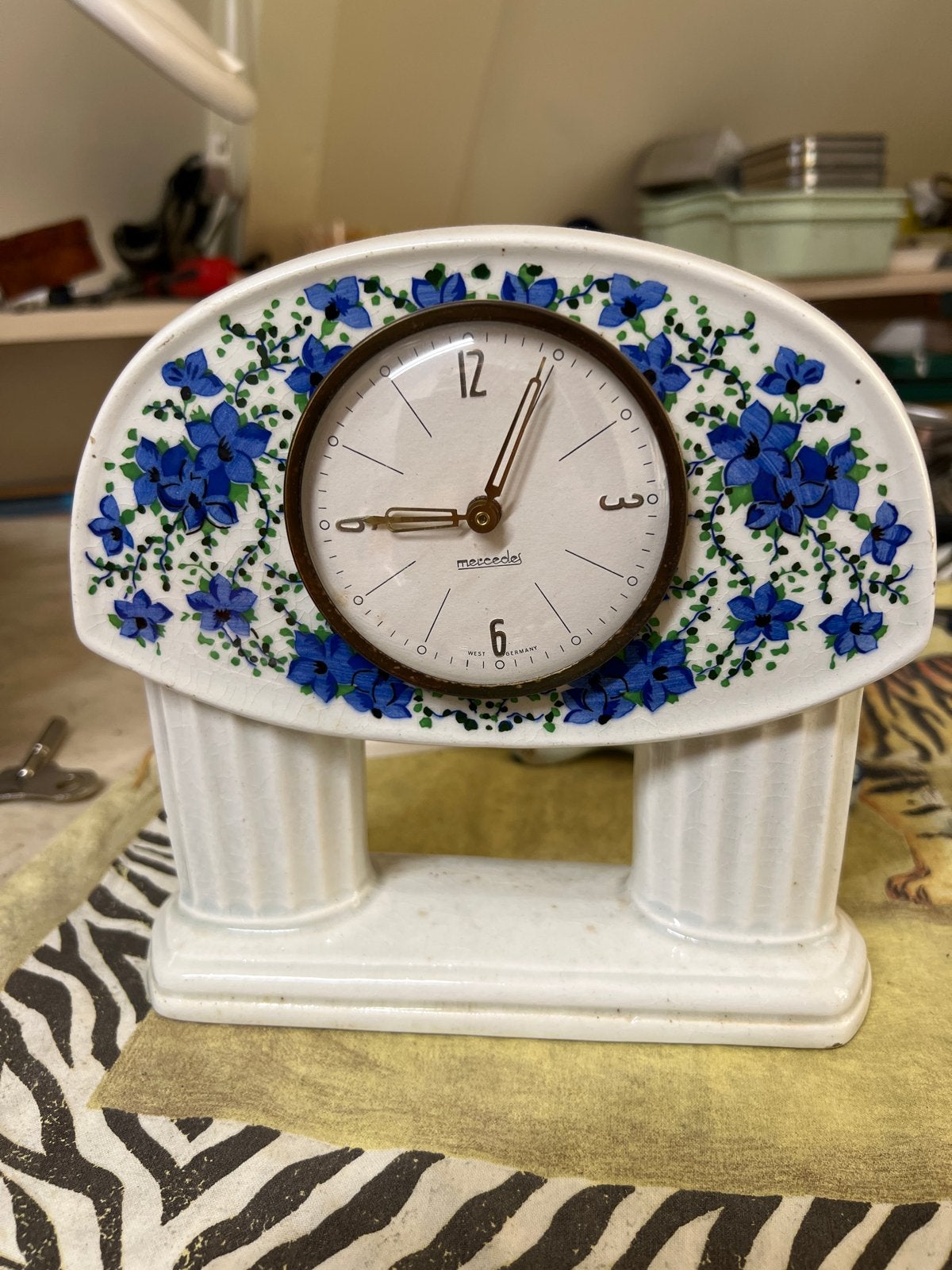 Vintage Mercedes Tafelklok - Keramiek met Blauwe Bloemen, Ophalen of Verzenden