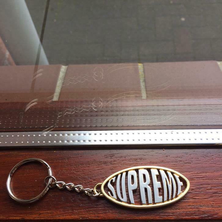 Supreme SS17 oval logo keychain golden staal sleutelhanger, Ophalen of Verzenden, Nieuw, Merk
